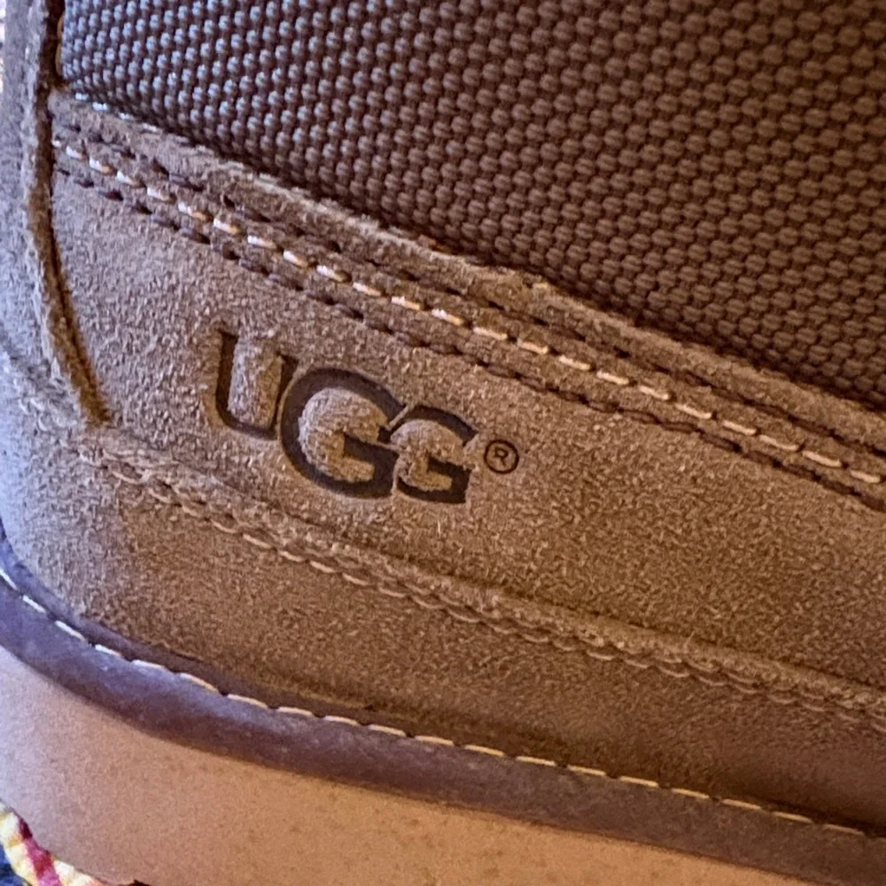 UGG Men’s Chestnut Brown Sherpa-Lined Chukka Boots